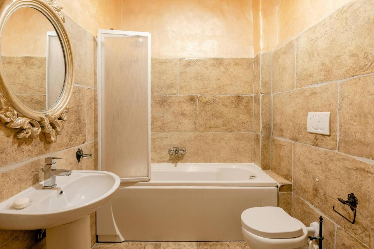 Rome Right In The Ancient Historical Center Two Bedrooms Two Bath, Up To 6 Pax Kültér fotó